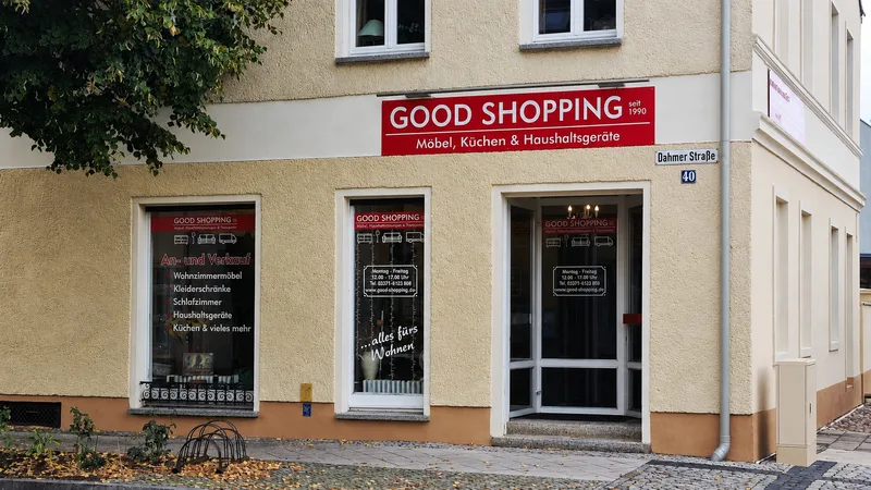 Ladengeschäft Good Shopping in der Dahmer Straße 40 in Luckenwalde, rotes Schild über den Schaufenstern